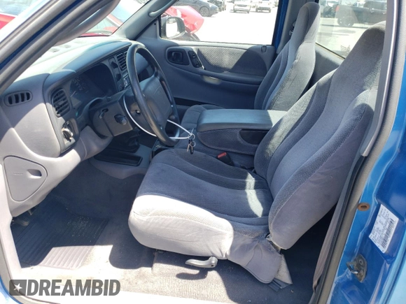 2000 Dodge Dakota z VIN 1B7FL26X5YS682973, wystawiony jako Copart lot #56680405 z przebiegiem 90 762 mil mil oraz Czysty tytuł • Clean title. Historia ofert i sprzedaży dostępna na DreamBid. Obrazek 7.