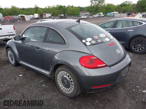 2014 Volkswagen Beetle 1.8T z VIN 3VWJ17AT4EM640278, wystawiony jako IAAI lot #42198194 z przebiegiem 136 096 mil mil oraz . Historia ofert i sprzedaży dostępna na DreamBid. Obrazek 3.