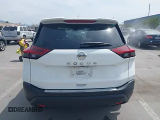 2021 Nissan Rogue S z VIN JN8AT3AA0MW011687, wystawiony jako IAAI lot #42034547 z przebiegiem 50 989 mil mil oraz . Historia ofert i sprzedaży dostępna na DreamBid. Obrazek 16.