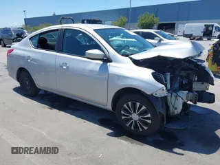 2019 Nissan Versa SV z VIN 3N1CN7AP2KL873700, wystawiony jako IAAI lot #42272553 z przebiegiem 89 256 mil mil oraz . Historia ofert i sprzedaży dostępna na DreamBid. Obrazek 1.