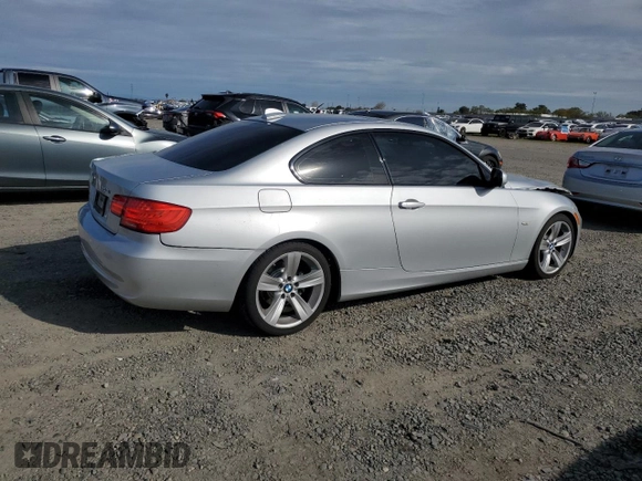 2011 BMW 3 Series 328i z VIN WBAKE5C55BE429684, wystawiony jako Copart lot #49988935 z przebiegiem 108 842 mil mil oraz Szkoda całkowita • Salvage title. Historia ofert i sprzedaży dostępna na DreamBid. Obrazek 3.