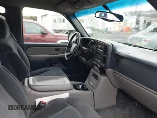 2000 Chevrolet Suburban LT with VIN 3GNFK16T1YG197268, listed as a IAAI auction lot 42026756 with 151,674 mi miles. Bid and sale history available at carsss.com. Image 5.