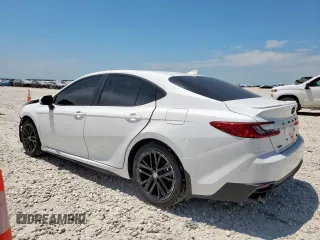 2025 Toyota Camry LE z VIN 4T1DAACK2SU556335, wystawiony jako Copart lot #57317485 z przebiegiem 3 410 mil mil oraz Szkoda całkowita • Salvage title. Historia ofert i sprzedaży dostępna na DreamBid. Obrazek 2.
