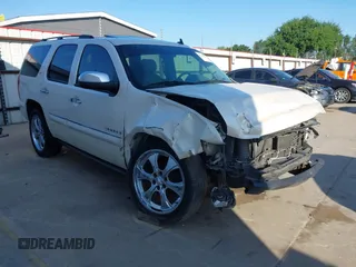 2008 Chevrolet Tahoe LTZ z VIN 1GNFC13JX8R255782, wystawiony jako IAAI lot #41966275 z przebiegiem 240 386 mil mil oraz . Historia ofert i sprzedaży dostępna na DreamBid. Obrazek 1.