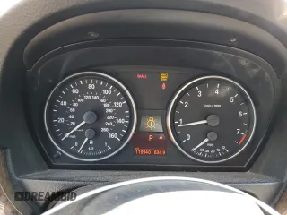2007 BMW 3 Series 328i z VIN WBAVA33557KX83131, wystawiony jako Copart lot #53521235 z przebiegiem 119 940 mil mil oraz Czysty tytuł • Clean title. Historia ofert i sprzedaży dostępna na DreamBid. Obrazek 9.
