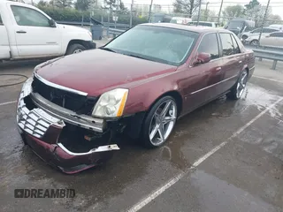 2007 Cadillac DTS Luxury I z VIN 1G6KD57Y07U142067, wystawiony jako IAAI lot #41797850 z przebiegiem 179 639 mil mil oraz . Historia ofert i sprzedaży dostępna na DreamBid. Obrazek 2.