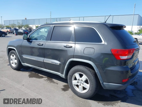 2011 Jeep Grand Cherokee Laredo z VIN 1J4RR4GG6BC562133, wystawiony jako IAAI lot #42330831 z przebiegiem 168 657 mil mil oraz . Historia ofert i sprzedaży dostępna na DreamBid. Obrazek 3.