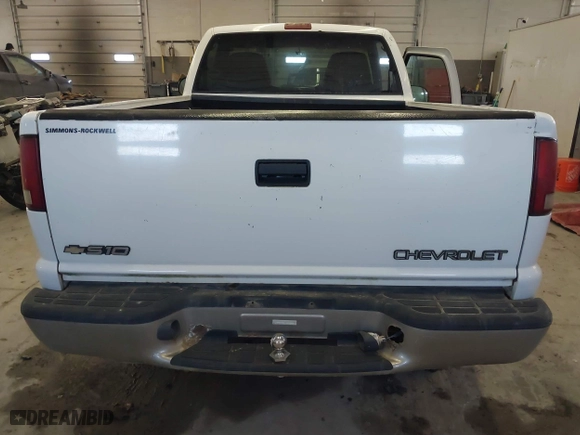 2000 Chevrolet S-10 LS with VIN 1GCCS144XYK137103, listed as a IAAI auction lot 41391321 with 128,146 mi miles. Bid and sale history available at carsss.com. Image 17.