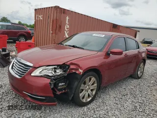 2013 Chrysler 200 Touring z VIN 1C3CCBBB4DN577755, wystawiony jako Copart lot #55904845 z przebiegiem 138 423 mil mil oraz Szkoda całkowita • Salvage title. Historia ofert i sprzedaży dostępna na DreamBid. Obrazek 1.