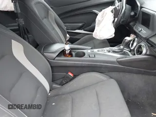 2020 Chevrolet Camaro 1LT z VIN 1G1FB1RX9L0128079, wystawiony jako IAAI lot #41173693 z przebiegiem 88 846 mil mil oraz . Historia ofert i sprzedaży dostępna na DreamBid. Obrazek 5.