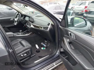 2020 BMW X7 xDrive40i z VIN 5UXCW2C03L9B38605, wystawiony jako IAAI lot #42026801 z przebiegiem 82 394 mil mil oraz . Historia ofert i sprzedaży dostępna na DreamBid. Obrazek 5.