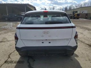 2025 Hyundai Kona SE with VIN KM8HACAB8SU221628, listed as a Copart auction lot 43034825 with 895 mi miles and Salvage Title. Bid and sale history available at carsss.com. Image 6.