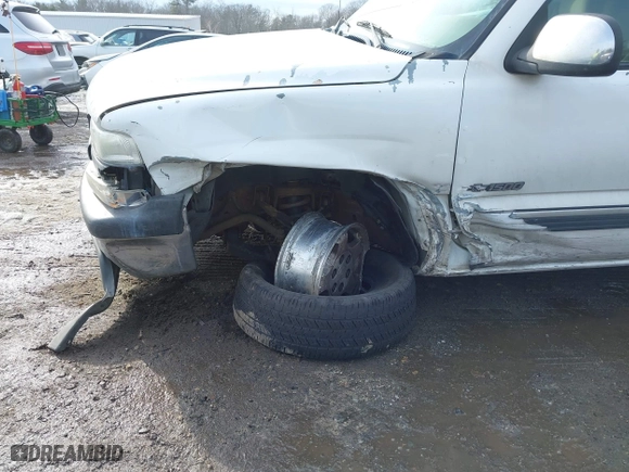 2001 Chevrolet Silverado 1500 LT with VIN 2GCEC19TX11144290, listed as a IAAI auction lot 41709661 with 405,583 mi miles. Bid and sale history available at carsss.com. Image 6.