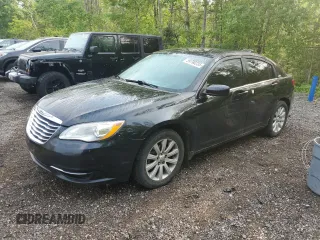 2013 Chrysler 200 LX z VIN 1C3CCBAB6DN553510, wystawiony jako Copart lot #59790235 z przebiegiem 265 052 mil mil oraz Czysty tytuł • Clean title. Historia ofert i sprzedaży dostępna na DreamBid. Obrazek 1.