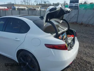 2020 Alfa Romeo Giulia z VIN ZARFANAN9L7630017, wystawiony jako IAAI lot #41676730 z przebiegiem 45 395 mil mil oraz . Historia ofert i sprzedaży dostępna na DreamBid. Obrazek 19.