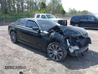 2013 Chrysler 300 S z VIN 2C3CCABGXDH547271, wystawiony jako IAAI lot #38949340 z przebiegiem 111 710 mil mil oraz . Historia ofert i sprzedaży dostępna na DreamBid. Obrazek 1.