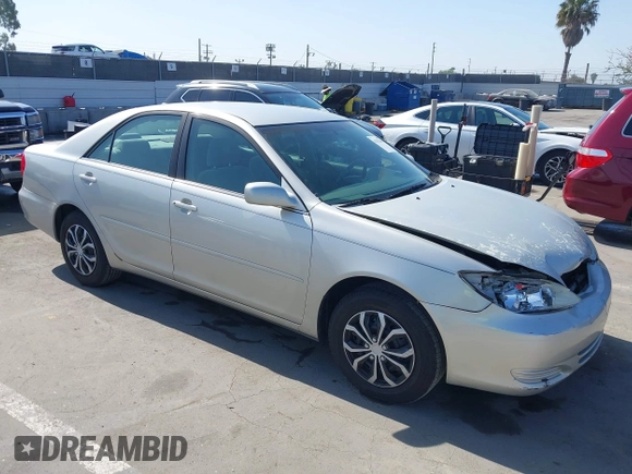 2004 Toyota Camry LE z VIN 4T1BE32K64U799027, wystawiony jako IAAI lot #42322301 z przebiegiem 89 437 mil mil oraz . Historia ofert i sprzedaży dostępna na DreamBid. Obrazek 1.