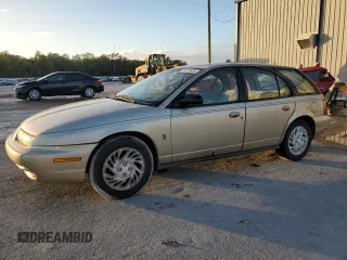 1998 Saturn SW z VIN 1G8ZK8271WZ220109, wystawiony jako Copart lot #76509884 z przebiegiem Nie podano mil oraz Nie do naprawy. Historia ofert i sprzedaży dostępna na DreamBid. Obrazek 1.