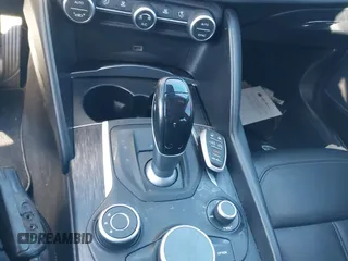 2019 Alfa Romeo Giulia z VIN ZARFAMAN5K7622490, wystawiony jako IAAI lot #41403496 z przebiegiem Nie podano mil oraz . Historia ofert i sprzedaży dostępna na DreamBid. Obrazek 11.