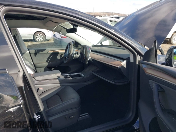 2025 Tesla Model Y Long Range with VIN 7SAYGDED7SF229722, listed as a IAAI auction lot 41330526 with 2,901 mi miles and . Bid and sale history available at DreamBid. Image 5.