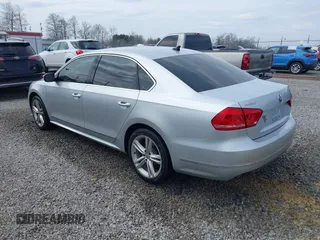 2014 Volkswagen Passat SEL Premium z VIN 1VWCN7A34EC091762, wystawiony jako IAAI lot #41769129 z przebiegiem 106 779 mil mil oraz . Historia ofert i sprzedaży dostępna na DreamBid. Obrazek 3.