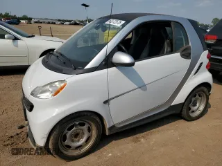 2014 Smart fortwo Pure z VIN WMEEJ3BA6EK781775, wystawiony jako Copart lot #60372575 z przebiegiem 33 300 mil mil oraz Czysty tytuł • Clean title. Historia ofert i sprzedaży dostępna na DreamBid. Obrazek 1.