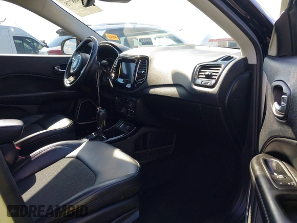 2019 Jeep Compass Altitude z VIN 3C4NJCBB3KT637375, wystawiony jako IAAI lot #42408775 z przebiegiem 114 977 mil mil oraz . Historia ofert i sprzedaży dostępna na DreamBid. Obrazek 5.
