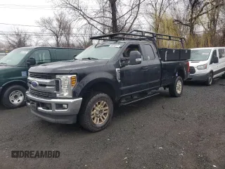 2018 Ford F-250 XL z VIN 1FT7X2B62JEC68396, wystawiony jako Copart lot #47301645 z przebiegiem 194 440 mil mil oraz Czysty tytuł • Clean title. Historia ofert i sprzedaży dostępna na DreamBid. Obrazek 1.