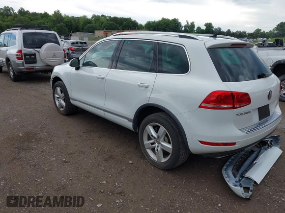2013 Volkswagen Touareg Exec z VIN WVGEF9BP5DD005322, wystawiony jako IAAI lot #42146276 z przebiegiem 154 498 mil mil oraz . Historia ofert i sprzedaży dostępna na DreamBid. Obrazek 3.