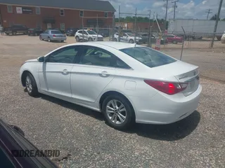 2013 Hyundai Sonata GLS z VIN 5NPEB4AC2DH744689, wystawiony jako IAAI lot #42533404 z przebiegiem 127 021 mil mil oraz . Historia ofert i sprzedaży dostępna na DreamBid. Obrazek 3.