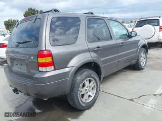 2005 Ford Escape Limited with VIN 1FMCU94195KC22522, listed as a IAAI auction lot 41901471 with 201,427 mi miles. Bid and sale history available at carsss.com. Image 4.