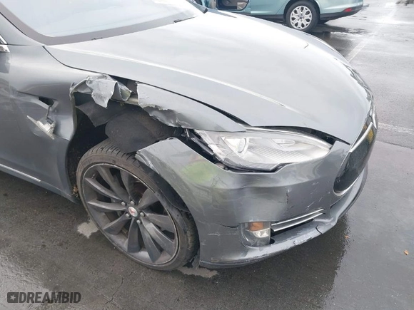 2013 Tesla Model S with VIN 5YJSA1CG5DFP06411, listed as a IAAI auction lot 41079914 with 266,968 mi miles. Bid and sale history available at carsss.com. Image 6.