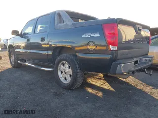 2005 Chevrolet Avalanche Z71 with VIN 3GNEK12Z65G207469, listed as a IAAI auction lot 41210152 with 297,282 mi miles. Bid and sale history available at carsss.com. Image 3.