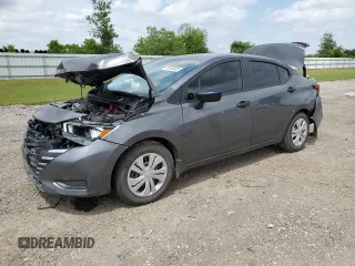 2024 Nissan Versa S z VIN 3N1CN8DV2RL873674, wystawiony jako Copart lot #55650635 z przebiegiem 10 277 mil mil oraz Szkoda całkowita • Salvage title. Historia ofert i sprzedaży dostępna na DreamBid. Obrazek 1.