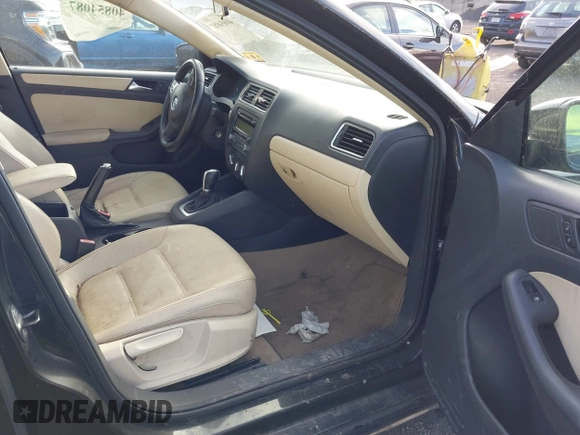 2011 Volkswagen Jetta SE with VIN 3VWDZ7AJ8BM361576, listed as a IAAI auction lot 40854087 with 174,904 mi miles and . Bid and sale history available at DreamBid. Image 5.