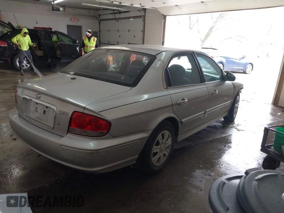 2002 Hyundai Sonata with VIN KMHWF25S42A574561, listed as a IAAI auction lot 41613838 with 141,808 mi miles. Bid and sale history available at carsss.com. Image 4.
