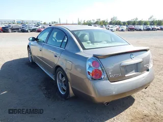 2005 Nissan Altima SE z VIN 1N4BL11E25N493521, wystawiony jako IAAI lot #42259248 z przebiegiem 141 651 mil mil oraz . Historia ofert i sprzedaży dostępna na DreamBid. Obrazek 3.