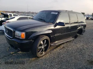 1999 Cadillac Escalade z VIN 1GYEK13R7XR405790, wystawiony jako Copart lot #84478384 z przebiegiem 244 195 mil mil oraz Szkody całkowita. Historia ofert i sprzedaży dostępna na DreamBid. Obrazek 1.