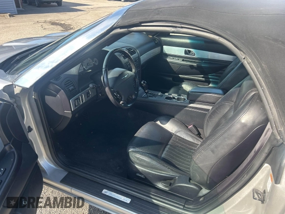 2004 Ford Thunderbird Deluxe z VIN 1FAHP60A84Y104095, wystawiony jako IAAI lot #41872502 z przebiegiem 116 642 mil mil oraz . Historia ofert i sprzedaży dostępna na DreamBid. Obrazek 5.