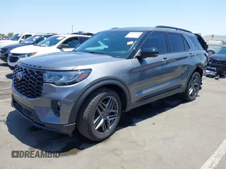 2025 Ford Explorer ST-Line z VIN 1FMUK7KH6SGA94253, wystawiony jako IAAI lot #42477118 z przebiegiem 4 828 mil mil oraz . Historia ofert i sprzedaży dostępna na DreamBid. Obrazek 2.