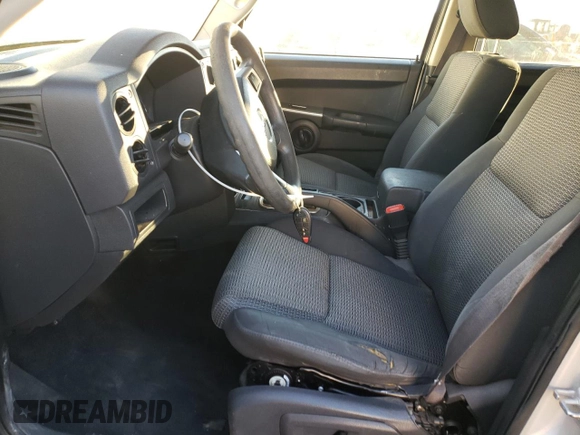 2008 Jeep Commander Sport z VIN 1J8HH48KX8C105432, wystawiony jako Copart lot #86000854 z przebiegiem 201 869 mil mil oraz Szkoda całkowita • Salvage title. Historia ofert i sprzedaży dostępna na DreamBid. Obrazek 7.