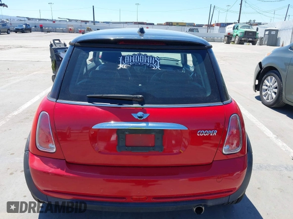 2005 MINI Hardtop z VIN WMWRC33485TJ65604, wystawiony jako IAAI lot #42239566 z przebiegiem 145 149 mil mil oraz . Historia ofert i sprzedaży dostępna na DreamBid. Obrazek 16.