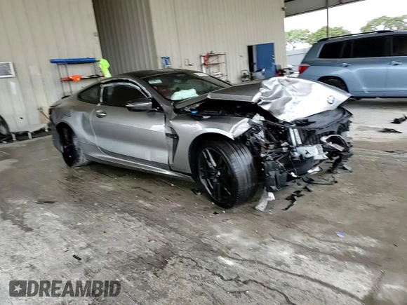2022 BMW M8 Competition z VIN WBSAE0C00NCH03231, wystawiony jako Copart lot #89316515 z przebiegiem Nie podano mil oraz Nie do naprawy • Non repairable. Historia ofert i sprzedaży dostępna na DreamBid. Obrazek 13.