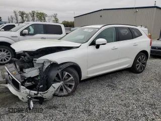 2022 Volvo XC60 Momentum z VIN YV4L12RK3N1083867, wystawiony jako Copart lot #51636235 z przebiegiem 30 390 mil mil oraz Szkody całkowita. Historia ofert i sprzedaży dostępna na DreamBid. Obrazek 1.
