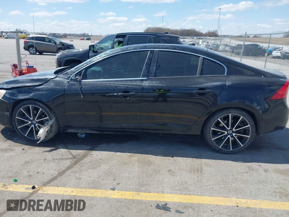 2016 Volvo S60 T5 Drive-E Premier z VIN YV126MFK5G1398229, wystawiony jako IAAI lot #42039229 z przebiegiem 99 604 mil mil oraz . Historia ofert i sprzedaży dostępna na DreamBid. Obrazek 14.