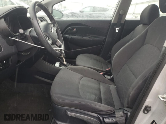 2013 Kia Rio LX z VIN KNADM4A30D6272845, wystawiony jako Copart lot #58018695 z przebiegiem 60 589 mil mil oraz Czysty tytuł • Clean title. Historia ofert i sprzedaży dostępna na DreamBid. Obrazek 7.