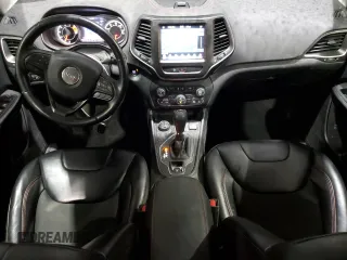 2020 Jeep Cherokee Trailhawk z VIN 1C4PJMBX5LD591873, wystawiony jako Copart lot #54308695 z przebiegiem 34 615 mil mil oraz Szkoda całkowita • Salvage title. Historia ofert i sprzedaży dostępna na DreamBid. Obrazek 8.