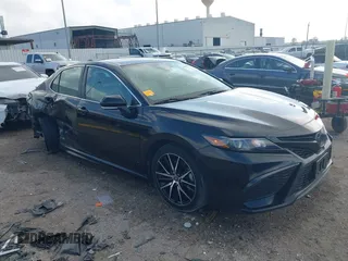 2022 Toyota Camry SE z VIN 4T1G11AK2NU711650, wystawiony jako IAAI lot #42082546 z przebiegiem 59 535 mil mil oraz . Historia ofert i sprzedaży dostępna na DreamBid. Obrazek 1.