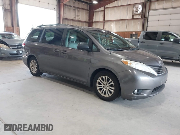 2011 Toyota Sienna XLE AAS z VIN 5TDYK3DC9BS086170, wystawiony jako IAAI lot #42596944 z przebiegiem 156 813 mil mil oraz . Historia ofert i sprzedaży dostępna na DreamBid. Obrazek 1.