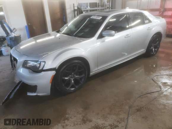 2020 Chrysler 300 S z VIN 2C3CCABT4LH187457, wystawiony jako Copart lot #83415084 z przebiegiem 59 900 mil mil oraz Szkody całkowita. Historia ofert i sprzedaży dostępna na DreamBid. Obrazek 1.